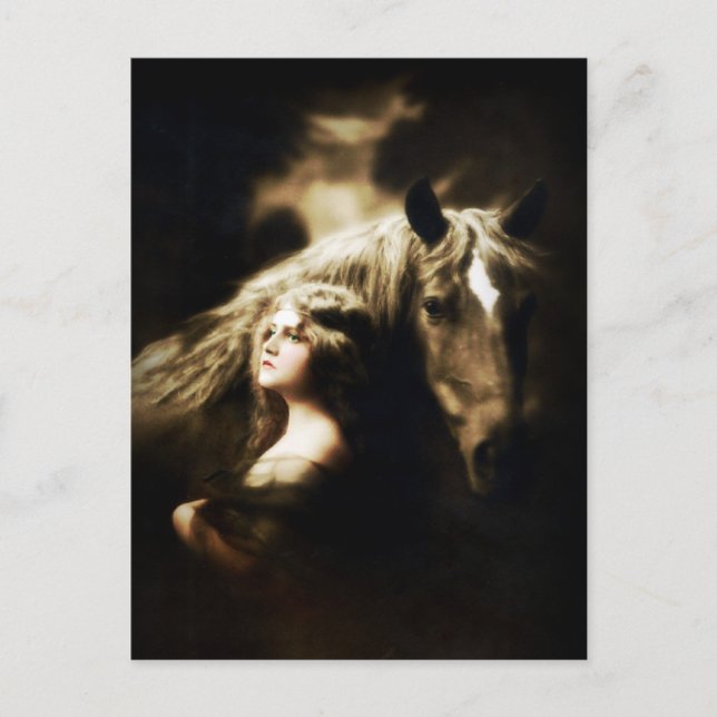 Chica gitano con postal antigua de la época de los (Anverso)