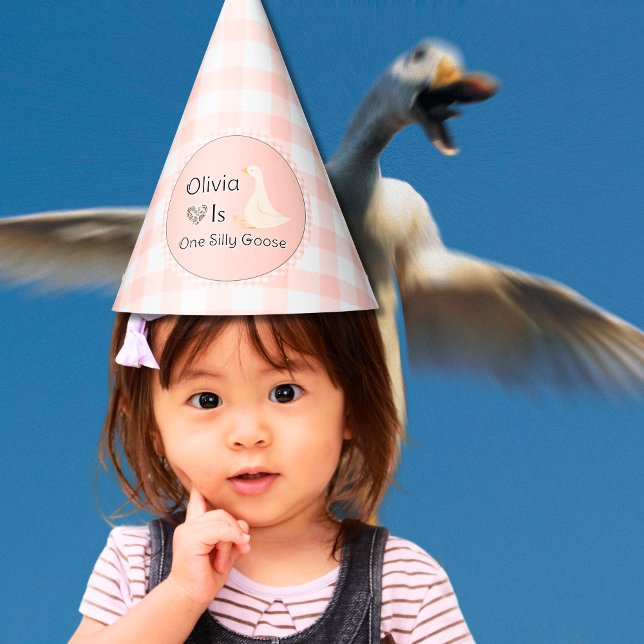 Chica Goose  Gorra de Fiesta rosado de primer cump (One Silly Goose Girl First Birthday Pink Party Hat)