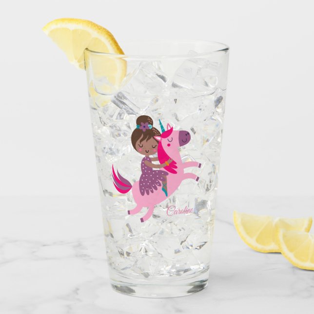 Chica haitiana de brunette en una unicornio (Anverso (hielo))