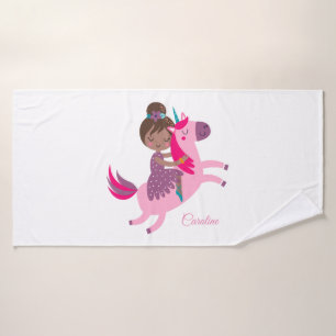 Chica haitiana de brunette en una unicornio