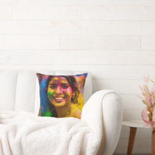 chica hermoso jugando al almohada de holi