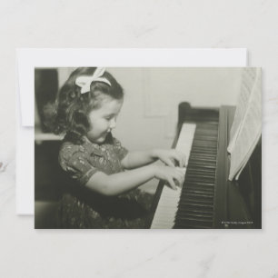Chica jugando al piano