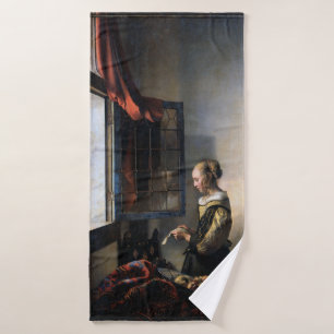 Chica leyendo una carta en una ventana abierta, ve
