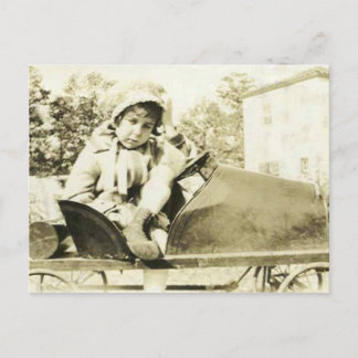 Chica lindo en una postal de coche de pedales
