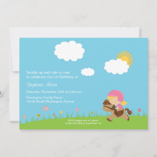 Chica lindo que monta una invitación de la fiesta