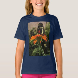 Chica mariposa en camisa de flores