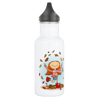 Chica otoño jugando con botellas de bebidas de hoj