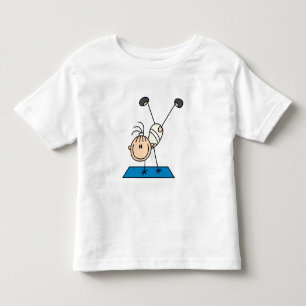 Chica pala haciendo giros y camisetas