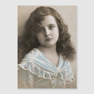 Chica pensativo del vintage