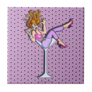 Chica Pin-Para arriba en una teja (roja) de