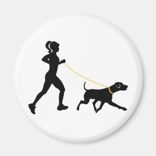 Chica que corre con su imán del perro