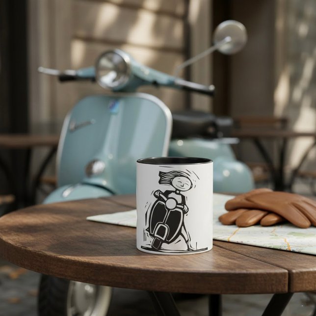 Chica que monta una taza de la vespa (Subido por el creador)