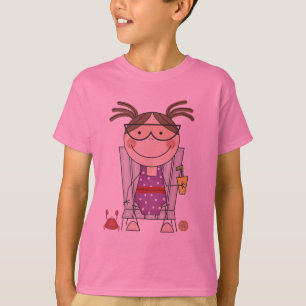 Chica que se relaja en las camisetas y los regalos
