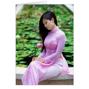 Chica que sostiene loto en la fuente