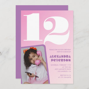 Chica Retro de invitaciones a los 12 años rosados