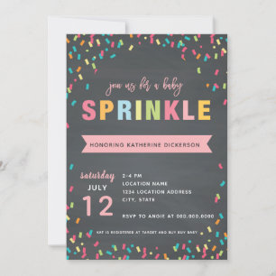 Chica rosa de la invitación a la ducha con rociado