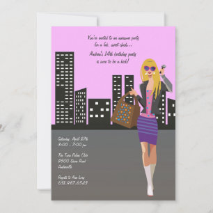 Chica Rubia De Compras Con Invitación De Micrófono