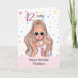 Chica rubio con tarjeta de cumpleaños feliz con bu