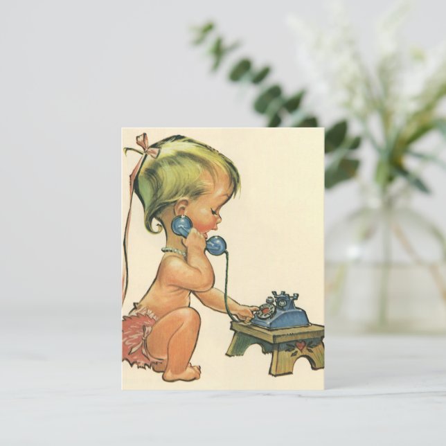 Chica rubio y lindo hablando por invitación al tel (Anverso de pie)