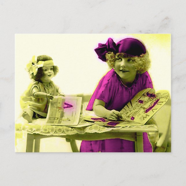 Chica victoriano con postal de muñeca (Anverso)