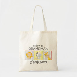 Chica y muchacho que van al bolso de la abuela con