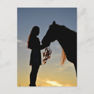 CHICA Y SU TARJETA POSTAL DE CABALLO