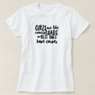Chicas curvados en camiseta de rutas rurales