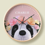 Chicas Cute Floral Panda Bear Reloj Personalizado<br><div class="desc">Este lindo reloj de oso panda floral es el regalo perfecto para cualquier niñita. El reloj también está personalizado con el nombre de su hijo,  lo que lo convierte en un regalo realmente especial.</div>