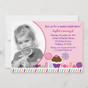 Chicas de dulces en la tienda Foto Invitación al c