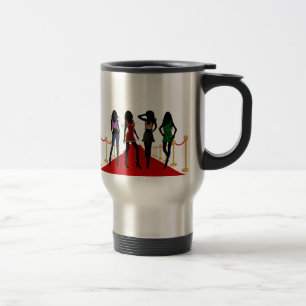 Chicas de la moda en la taza del viaje de la