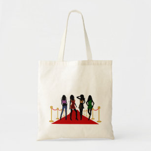 Chicas de la moda en las bolsas con el presupuesto