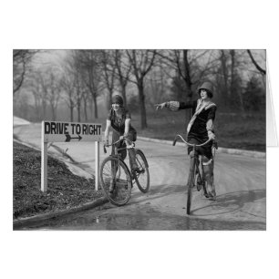 Chicas Flapper montando bicicletas, 1925