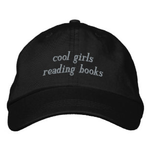 chicas geniales leyendo libros bordados gorra