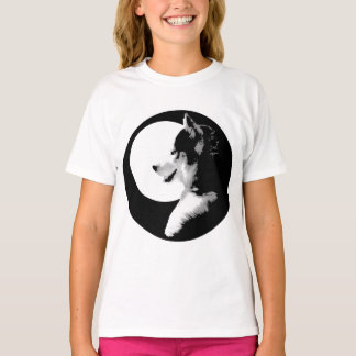 Chicas Husky de camisetas condujeron al perro Husk