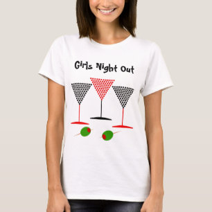 Chicas sacan camiseta de la noche