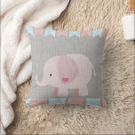 Chicas y almohada de elefante rosa y gris bebé<br><div class="desc">almohada decorativa de arrojo para niñas pequeñas o lactantes con fondo de textura gris impreso con el tema circense elefante rosa en ambos lados. Visita nuestra tienda para ver nuestra colección completa de almohadas!</div>