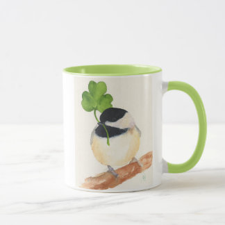Chickadee con la taza de café afortunada del