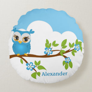 Chico de búho en una almohada redonda de rama