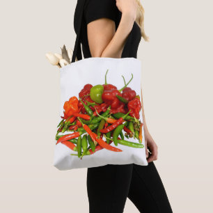 Chillies recién recolectadas por toda la bolsa de