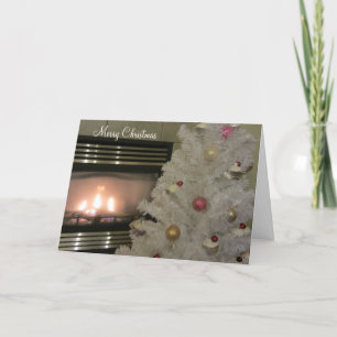 Chimenea acogedora y árbol de Navidad blanco