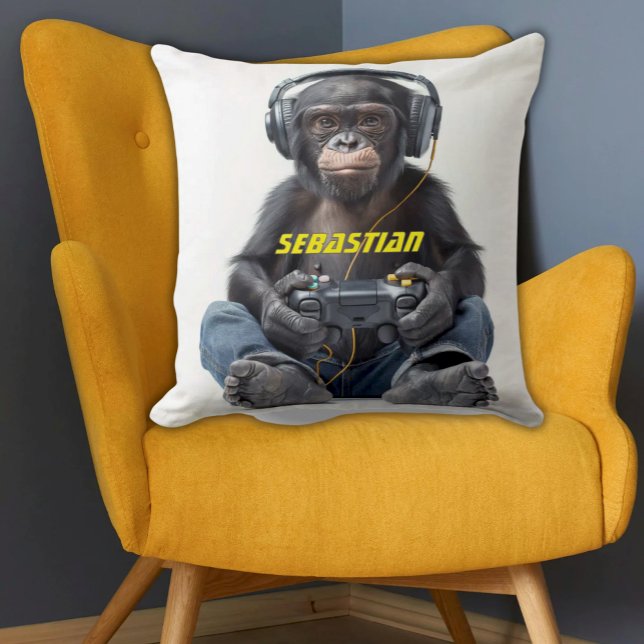 Chimpancé personalizado de jugador de Cojín decora (Funny Gamer Chimp Monkey playing video games and wearing headphones on white pillow. )