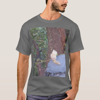 Chipmunk Sobre Una Camiseta Estanca De Árbol