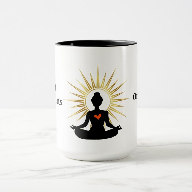 Chit pasa con la taza de yoga (Centro)