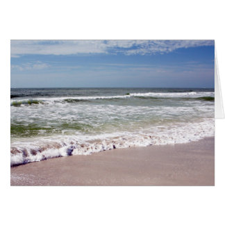 Choque de olas en la playa de arena