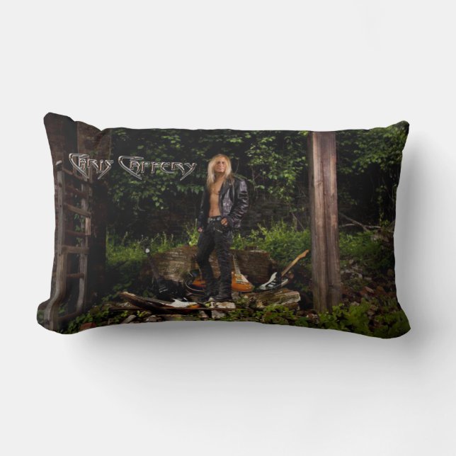 Chris Caffery de pie con la almohada lumbar de los (Anverso)