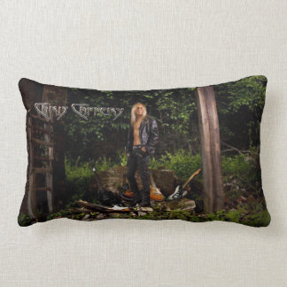 Chris Caffery de pie con la almohada lumbar de los