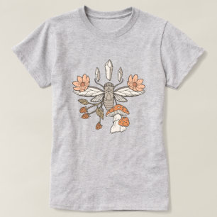 Cicada en la camiseta de las mujeres del bosque