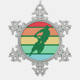 Ciclismo de montaña en el adorno de rayas de nieve