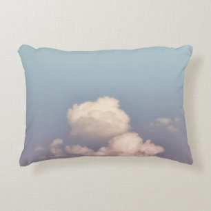 cielo azul bonito y nubes arrojan almohada