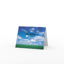 Cielo azul con nubes esponjosas y tarjeta de céspe